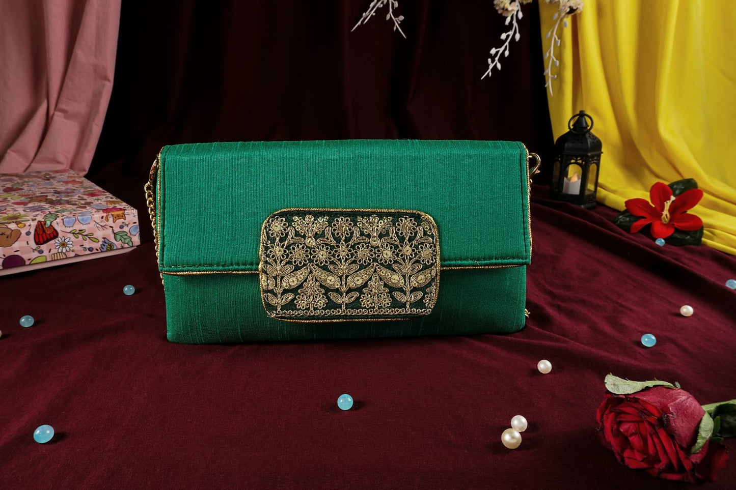 Green cut border clutch