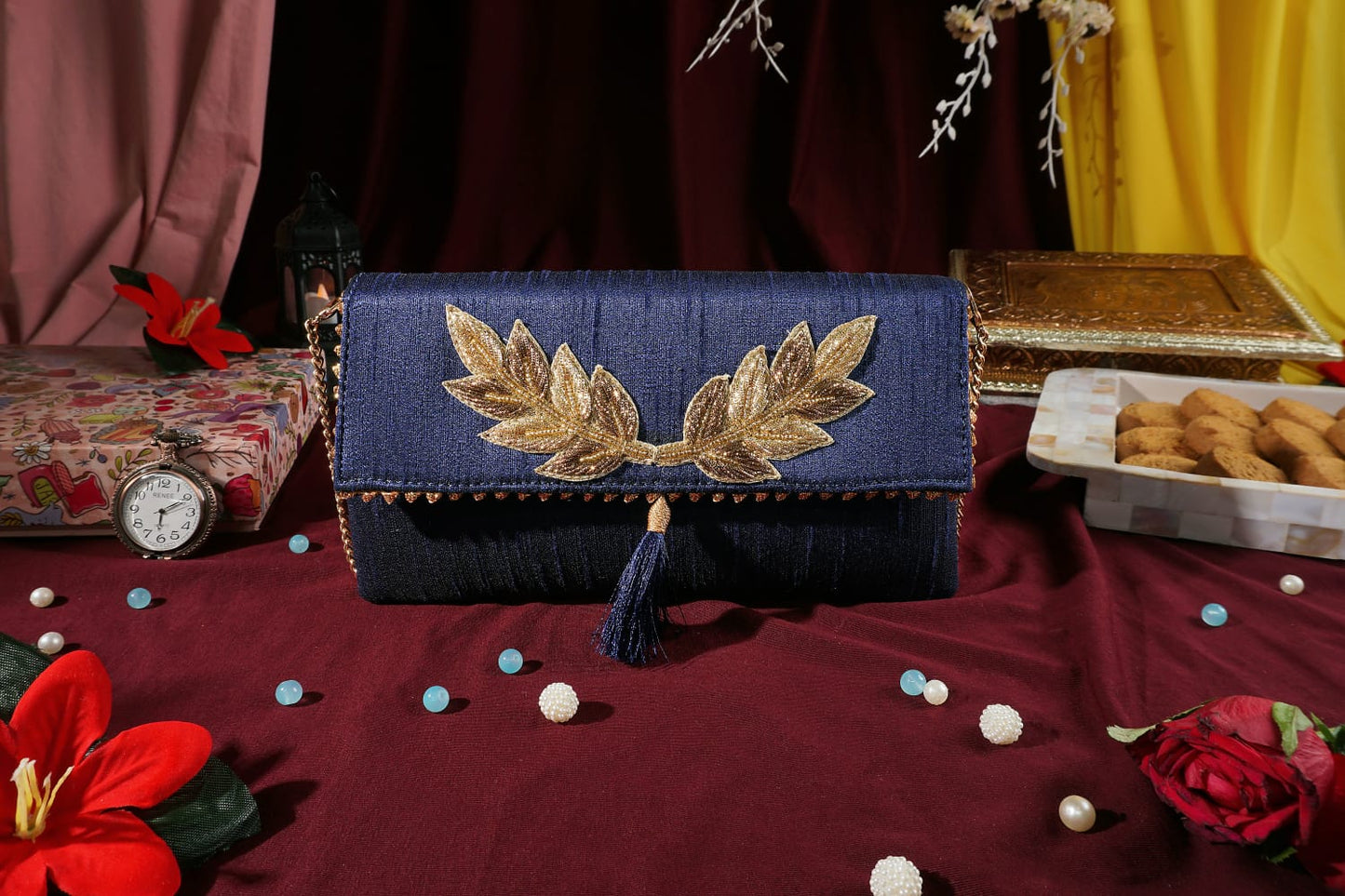 Motif blue leaf  clutch